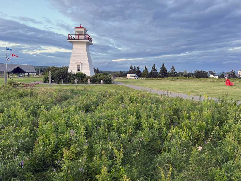 Five-Islands : bivouac dans le parc municipal
                    pès du phare
