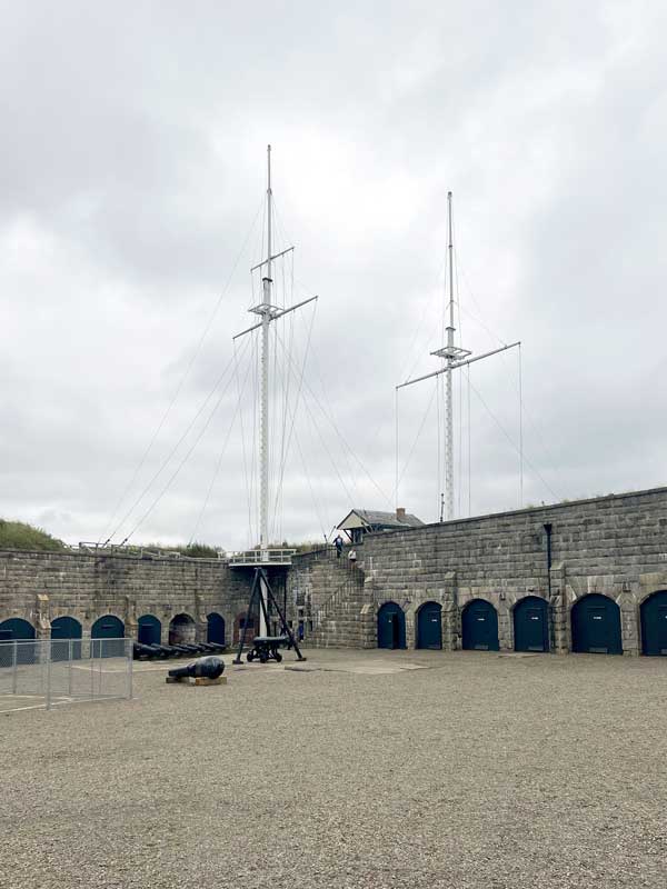 Les sémaphores sur le rempart sud de la citadelle
                  d'Halifax