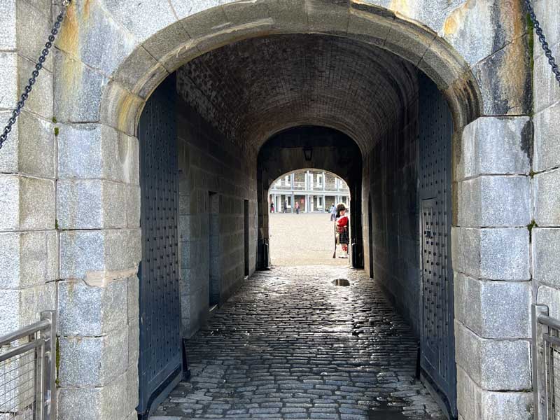En
            franchissant à rebours la porte de la citadelle