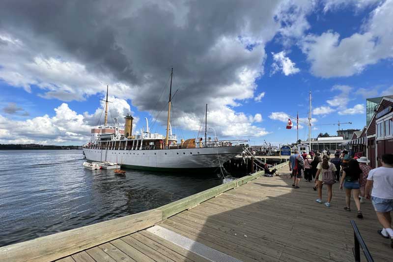 Halifax-sur-le-quai-le-CSS-Acadia