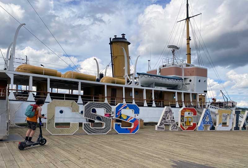 Le CSS Acadia,
                  fermé à la visite...