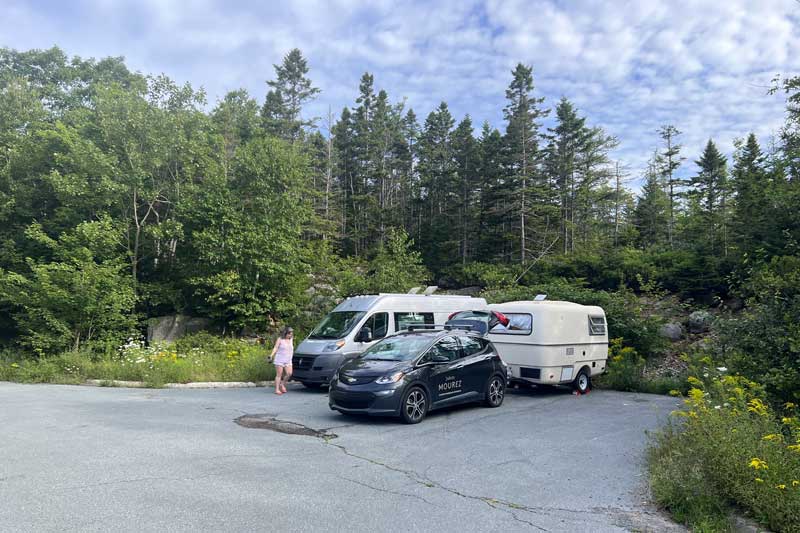 Retour-au-bivouac-au-bout-de-Dominion-Crescent-a-Beechville
