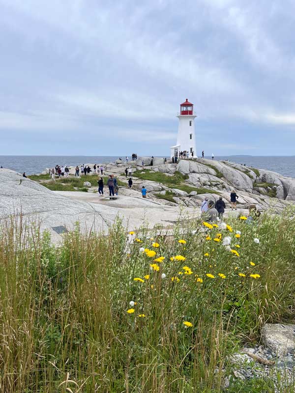 Peggy's-Cove-le-phare-sur-la-pointe