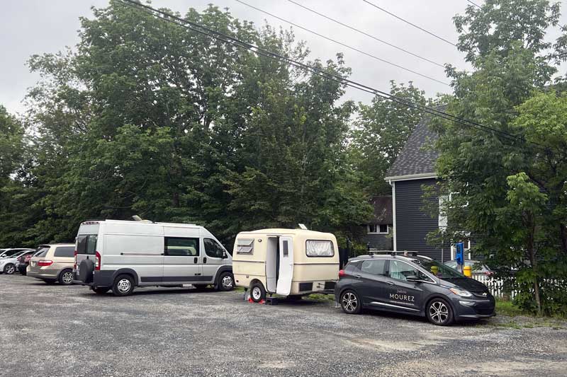 Bivouac
                  devant la borne de Mahone Bay
