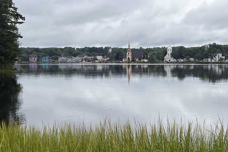 Arrivée à Mahone Bay avec ses trois église sur la
                  baie
