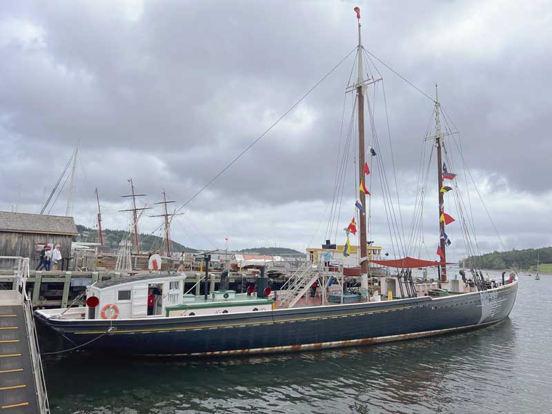 Lunenburg-le-Theresa-O'Connor-a-quai