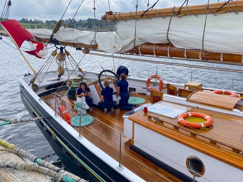 L'équipage au travail sur la poupe du
                  Bluenose-II