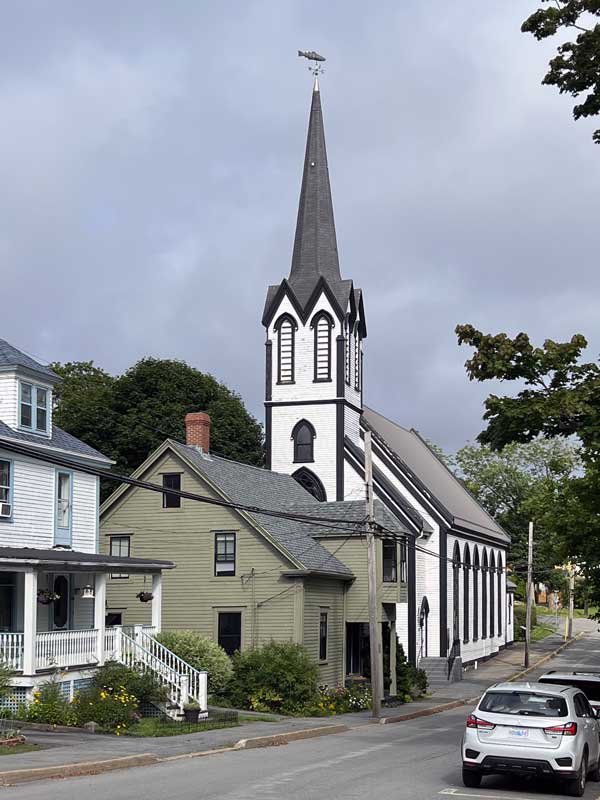 Église -
                  Noter la girouette en forme de morue...