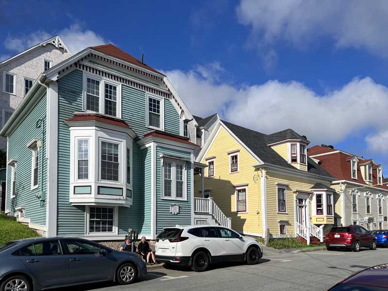 Lunenburg : groupe de maisons colorées au dessus du
            quai