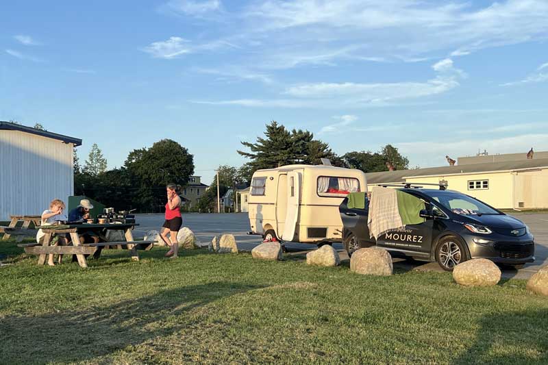 Lunenburg : ouper sur le présumé bivouac devant
                  la piscine