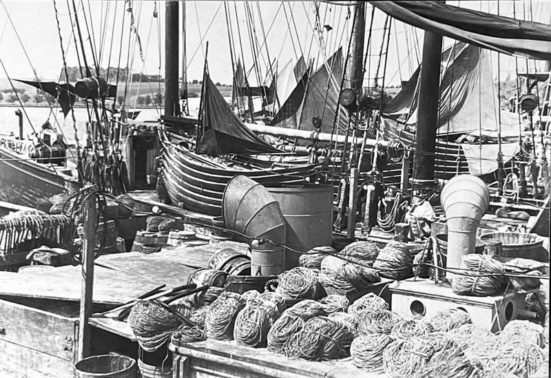 Doris empilés sur le pont de la goélette