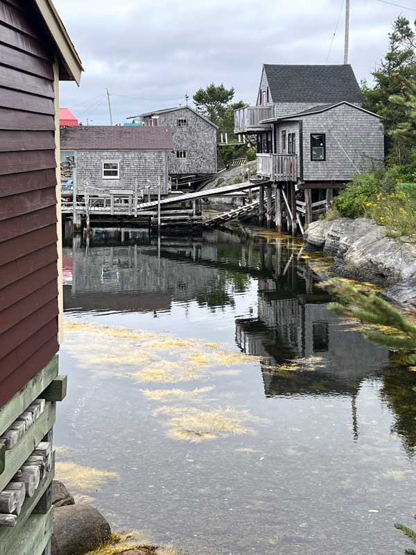 Blue Rocks : le
                  quai et ses hangars