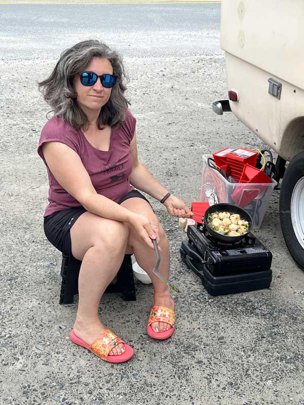 Juliette-cuisine-ses-petoncles-sur-Crescent-Beach