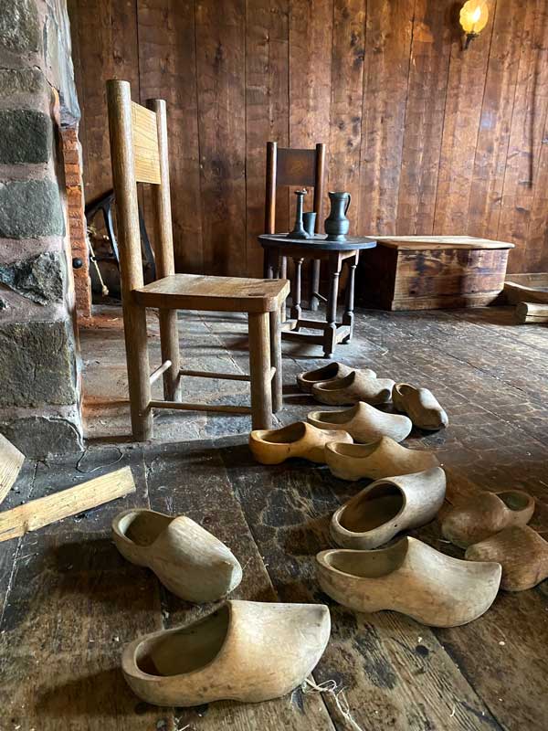 Habitation de Port-Royal : salle des artisans :
                  sabots