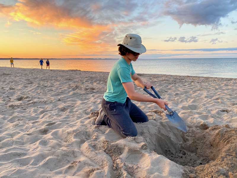 Gabriel joue au sapeur dans le sable de Parlee Beach