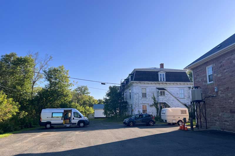 Bivouac
                  derrière la Mairoe de Perth-Andover