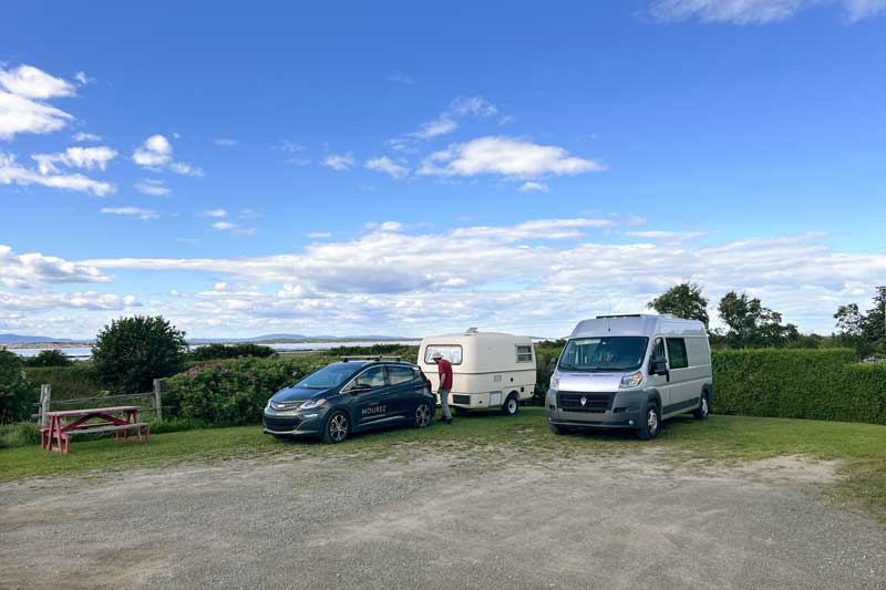 St-Andre-de-Kamouraska : notre bivouac dans
                  l'arrière-cour du garage