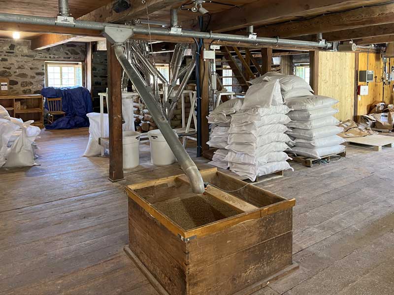 Moulin des Aulnay : trémie de descente du grain
                  dans le grenier