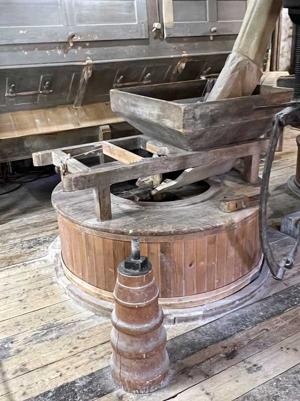 Meule du moulin des Aulnay