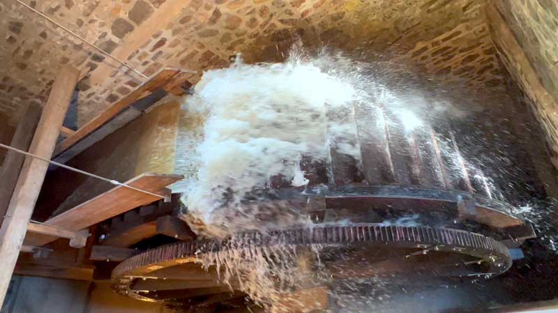 Seigneurie-des-Aulnay-irruption-de-l'eau-sur-la-roue