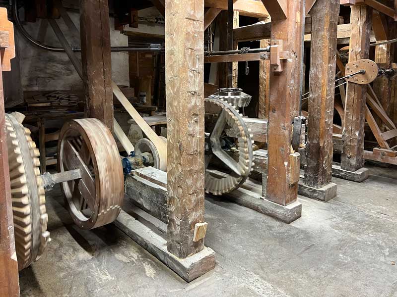 Moulin des Aulnay arbre de la roue a aube et ses
                  engrenages de renvoi