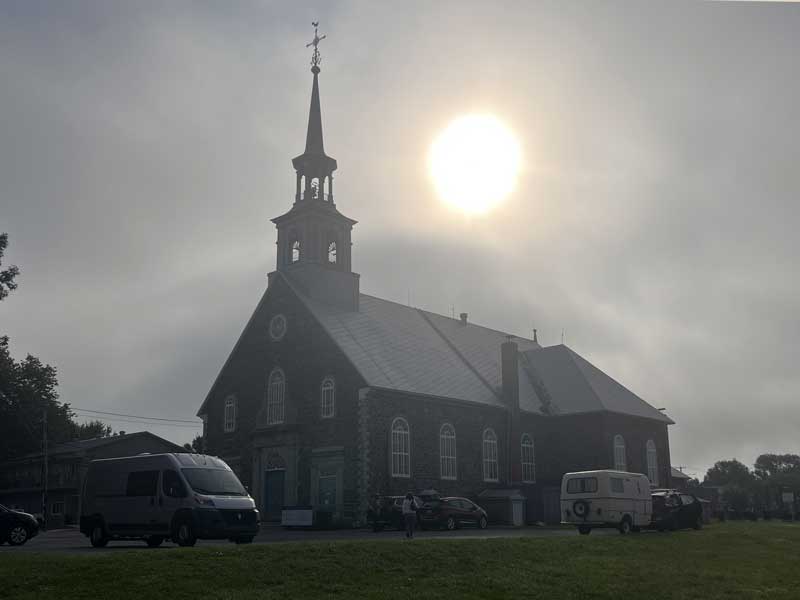 Bivouac dans le brouillard sur le parvis de
                  St-Pierre-des-Becquets