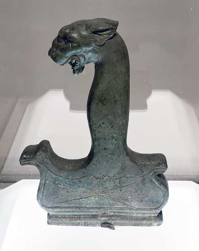 Ioannina poignée en bronze d'une épée
                    facsimile attachée à la statue d'un general Époque
                    hellenistique (fin IIIe-début IIe s. av. JC)