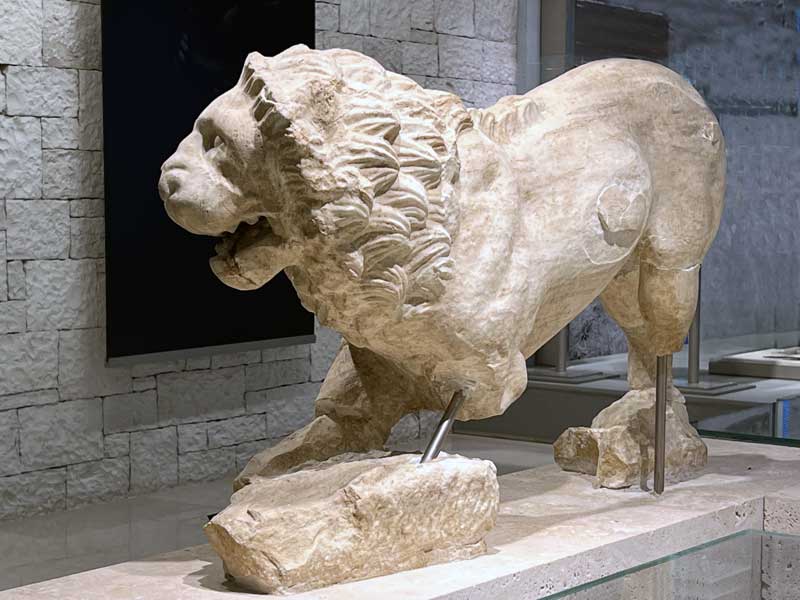 Musée archéologique de Ioannina- Le
              -lion-en-marbre-de-Mihalitsi (4e-s.-apr.-J.-C.)