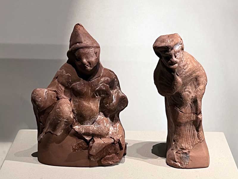 Vergina Figurines en argile d'un jeune enfant et
                  d'un pedagogue