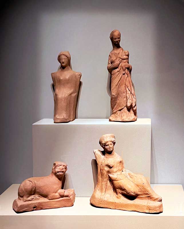 Vergina Figurines en argile-kourotrophos
                  (nourrice) et déesse assise (Persephone ?)
