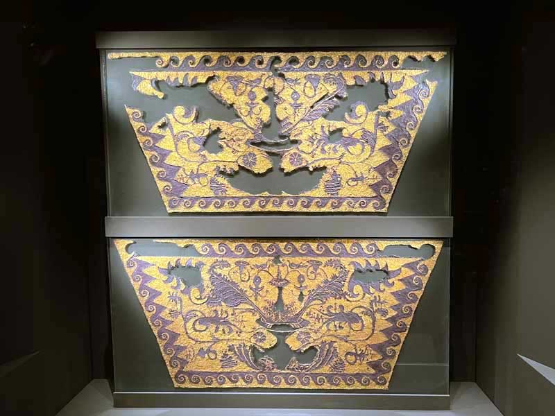 Vergina tissu d'or et de pourpre enveloppant les os
            d'une défunte dans l'antichambre