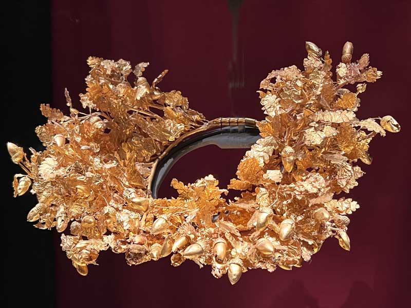 Vergina Couronne de feuille de chene en or porté
                  par le défunt sur le buchet