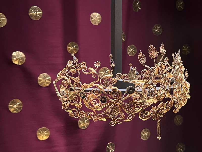 Vergina diadème d'or élaboré trouvé avec les
                  ossements de la morte dans le larnax-Rondelles d'or
                  avec étoile en relief provenant de l'antichambre du
                  tombeau de Philippe Il.
