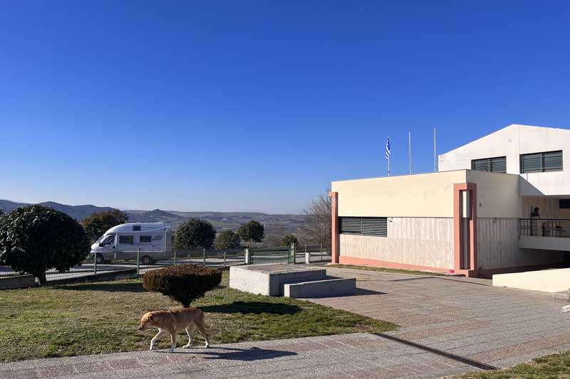 Amphipolis-bivouac-devant-le-musee