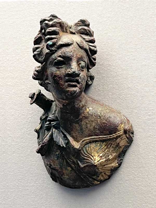 Amphipolis Buste d'Artemis Bendis sur un
                  couvercle de pyxis en bronze dore