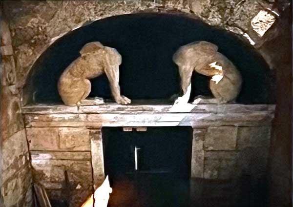 le-Sphynx-de-Kastas in situ