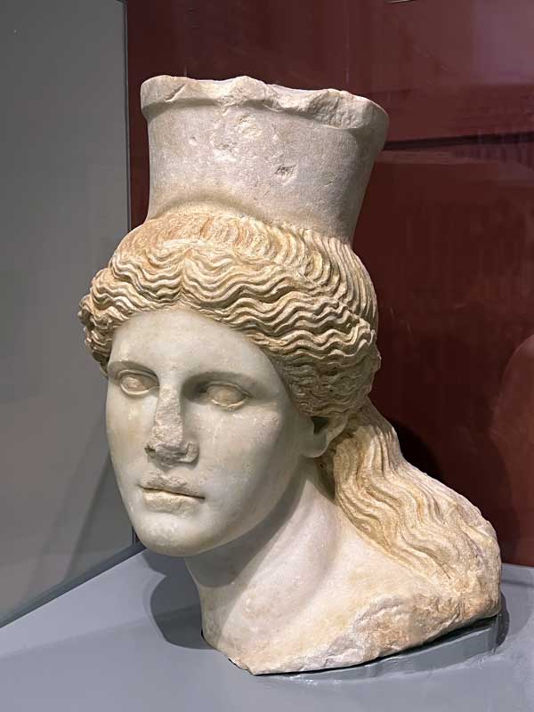 Amphipolis tête du Sphinx de Kasta