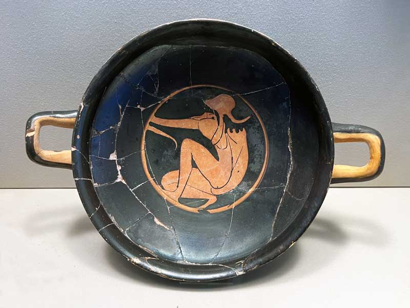 Amphipolis Kylix a figure rouge representant un
                  archer au fond du vase (fin du 5e s. av. JC)