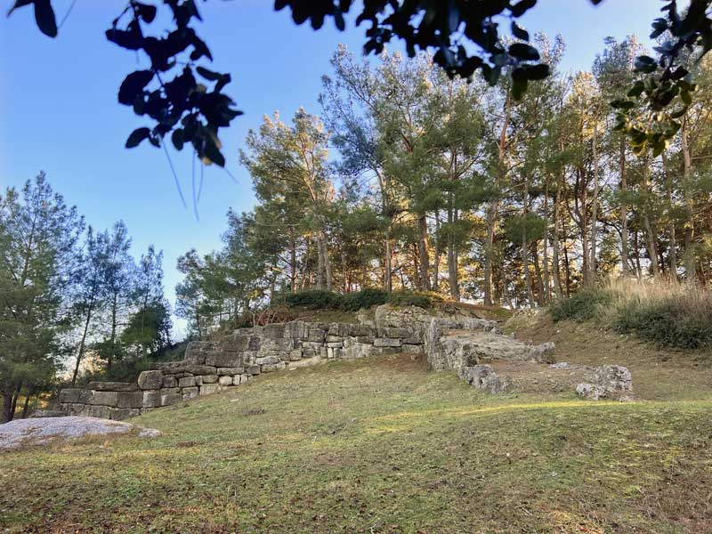 En quittant le musée le sentier longe les restes
                  de muraille côté nord-est