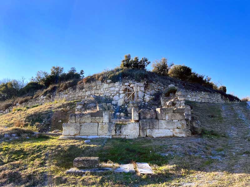 à l'anle des murs est et sud, le
                  bastion-rectangulaire-Koukles