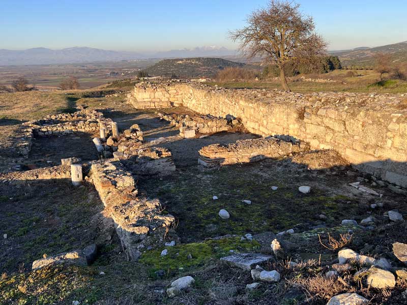 Amphipolis maisons de l'Acropole au soleil
                  couchant (5e-6e ap. J-C)