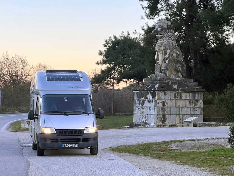 Amphipolis Exsis devant le lion