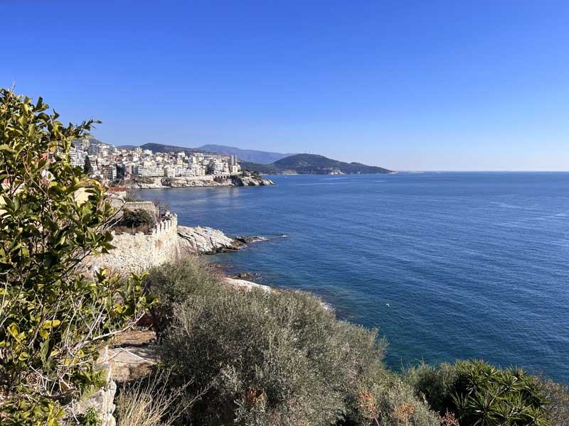 La côte vers l'est de Kavala