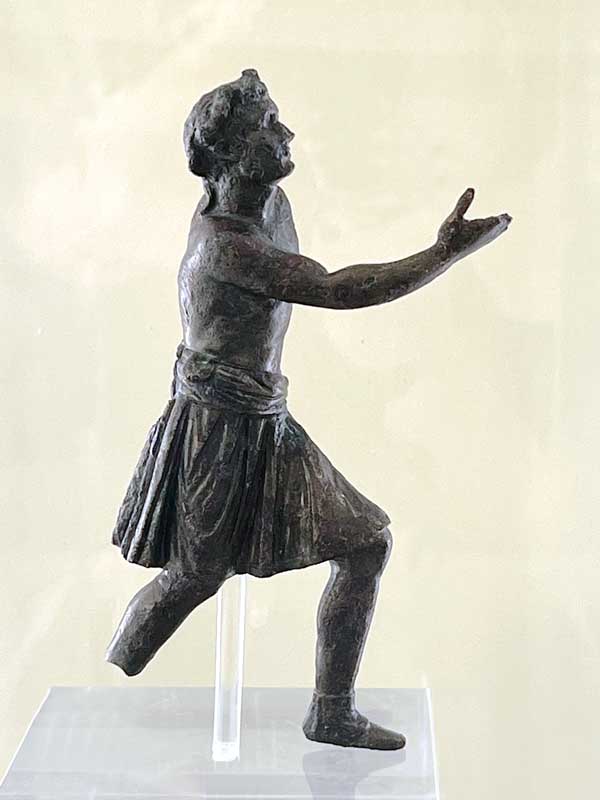 Philippi-Statue-en-bronze-d'un-personnage-masculin-avec-un-fort-mouvement-vers-la-droite-et-la-main-droite-tendue.-Il-s'agit-probablement-de-la-de%CC%81coration-d'un-vase-ou-d'un-coffret-en-bronze.-Epoque-romaine.jpg