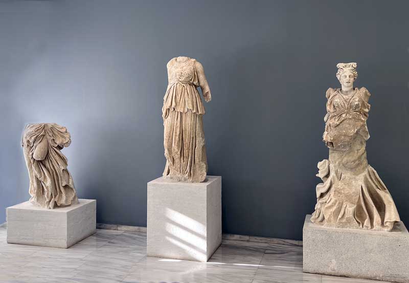 Philippis statues du bouleuterion Athena entre deux Nike