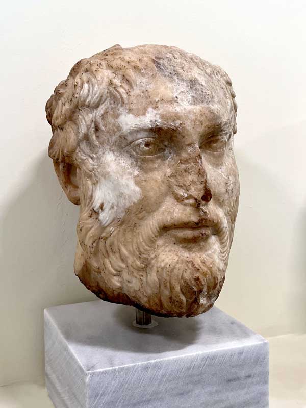 Philippi : Portrait en marbre d'un vieil homme
                  typique des premiers portraits de l'Empereur Trajan
                  (98-117 ap. J-C)