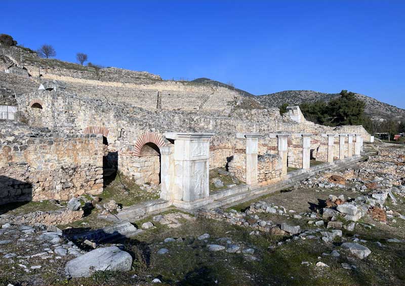 Philippi-facade-du-Theatre : le soiliers du mur
                    de scene scultés de Ménades