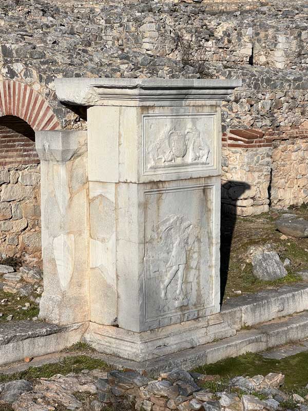 Philippi-pilier-exterieur-du-mur-de-scene-du-theatre