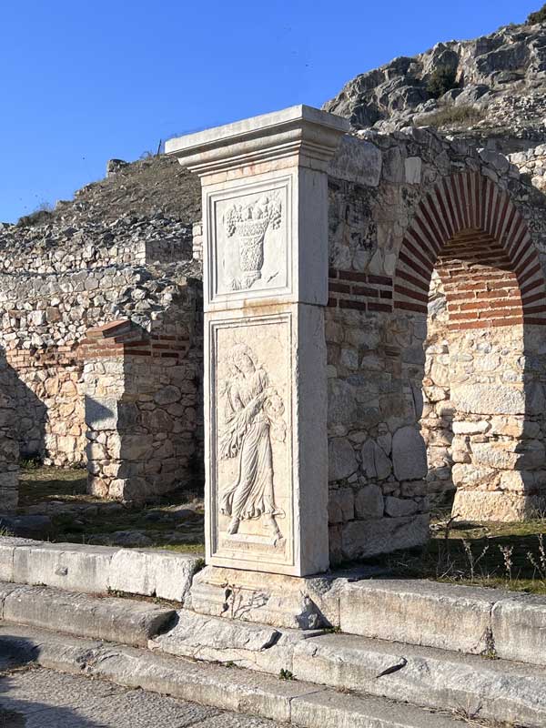 Philippi-pilier-en-facade-du-theatre