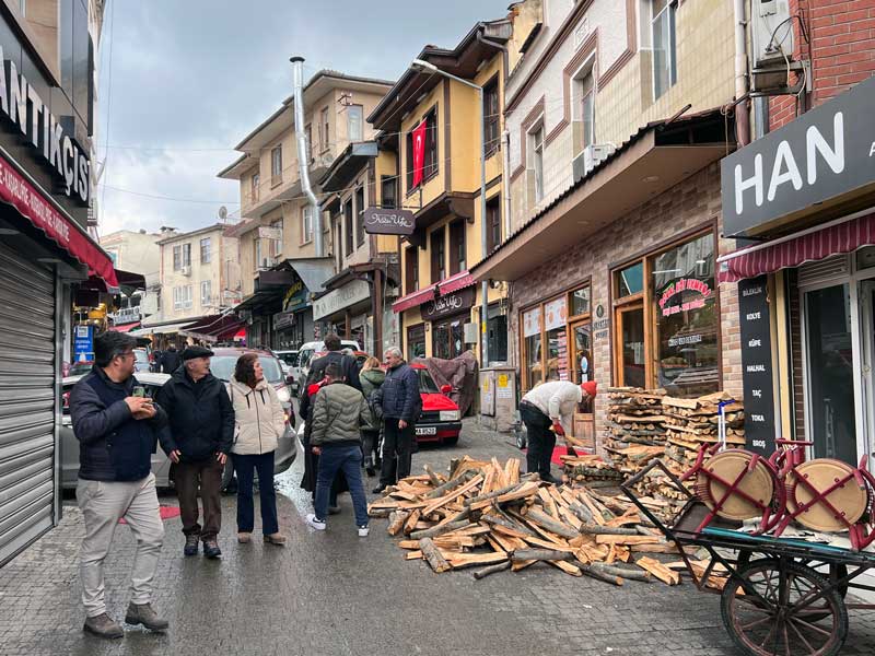 Bursa-livraison-de-bois-pour-le-four-de-la-boulangerie